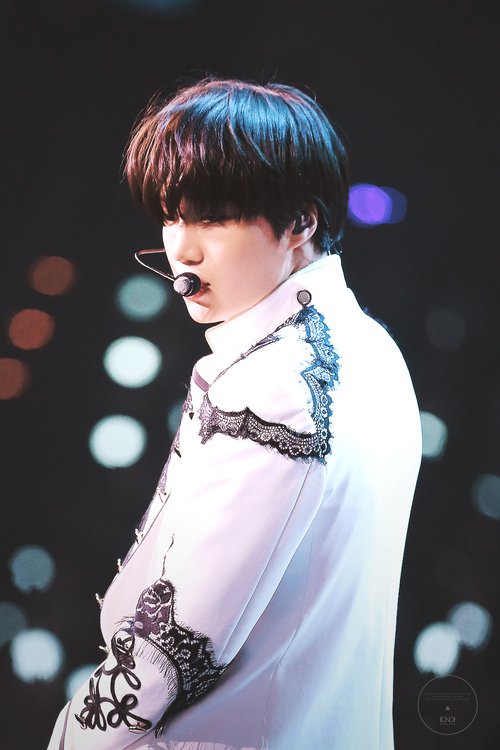 kimjipics's tweet image. I LOVE THIS OUTFIT SO MUCH
#iHeartAwards #BestFanArmy #EXOL @weareoneEXO