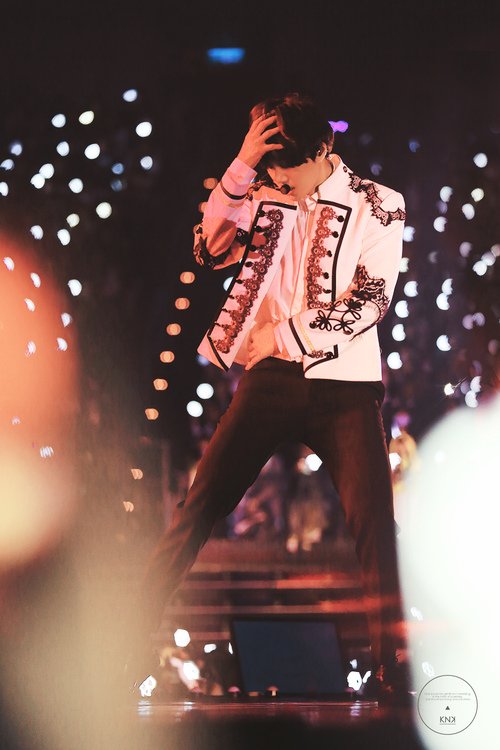 kimjipics's tweet image. I LOVE THIS OUTFIT SO MUCH
#iHeartAwards #BestFanArmy #EXOL @weareoneEXO