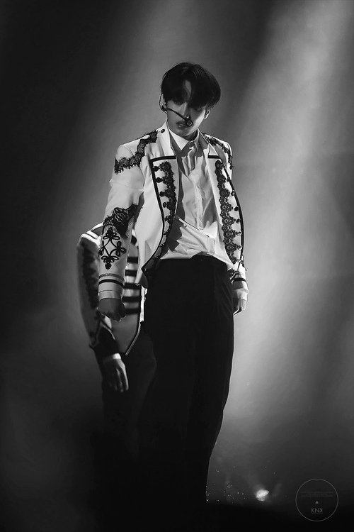 kimjipics's tweet image. I LOVE THIS OUTFIT SO MUCH
#iHeartAwards #BestFanArmy #EXOL @weareoneEXO