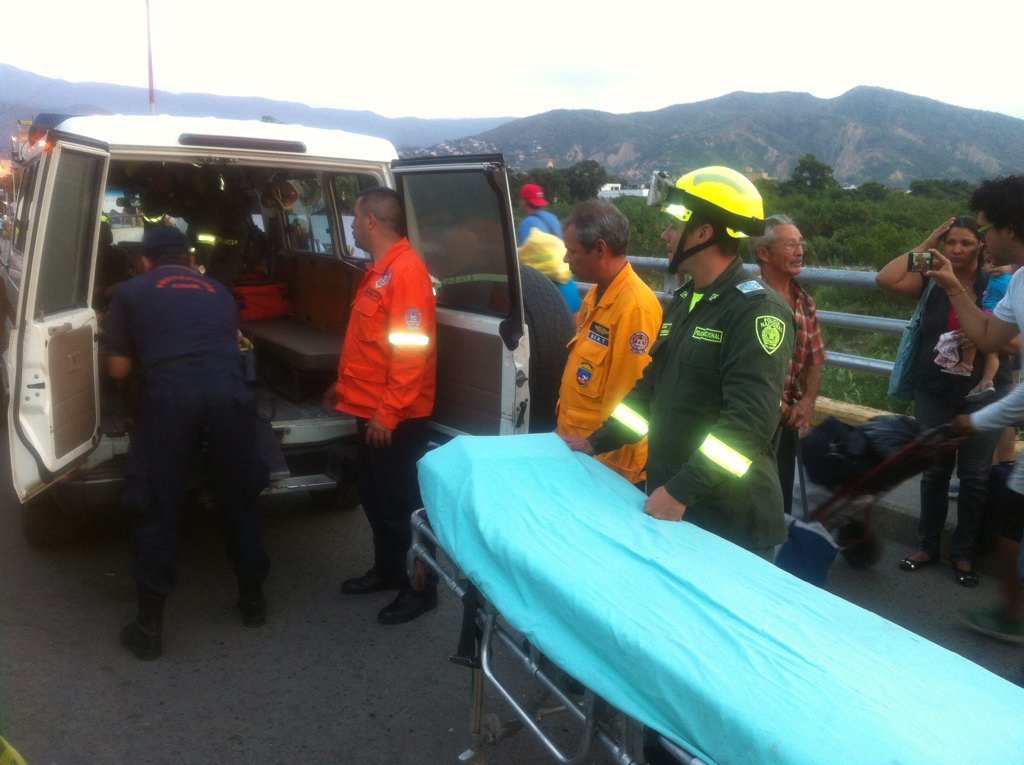 PCADMB's tweet photo. OPERACIONES @PCADMB realiza transbordo Paciente Fem PteSimonBolivar con @GrupoPONALSAR #FronteraDePaz @PCivilTachira https://t.co/QPO5rxsl8H