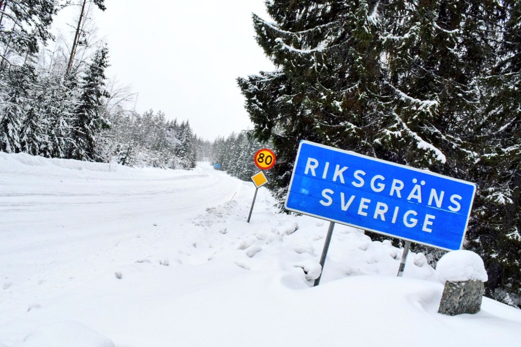 TorsteinEriksen's tweet photo. Update to all in @OfficialWRC landing in Oslo and driving to Torsby: Wet slush first 60 km, then 20 km of full ice, before it gets proper winter surface and more loose snow into Sweden❄
Drive carefully and remember - @RallySweden don't start before Thursday! #WRC #RoadSection https://t.co/WvqEh7uC12