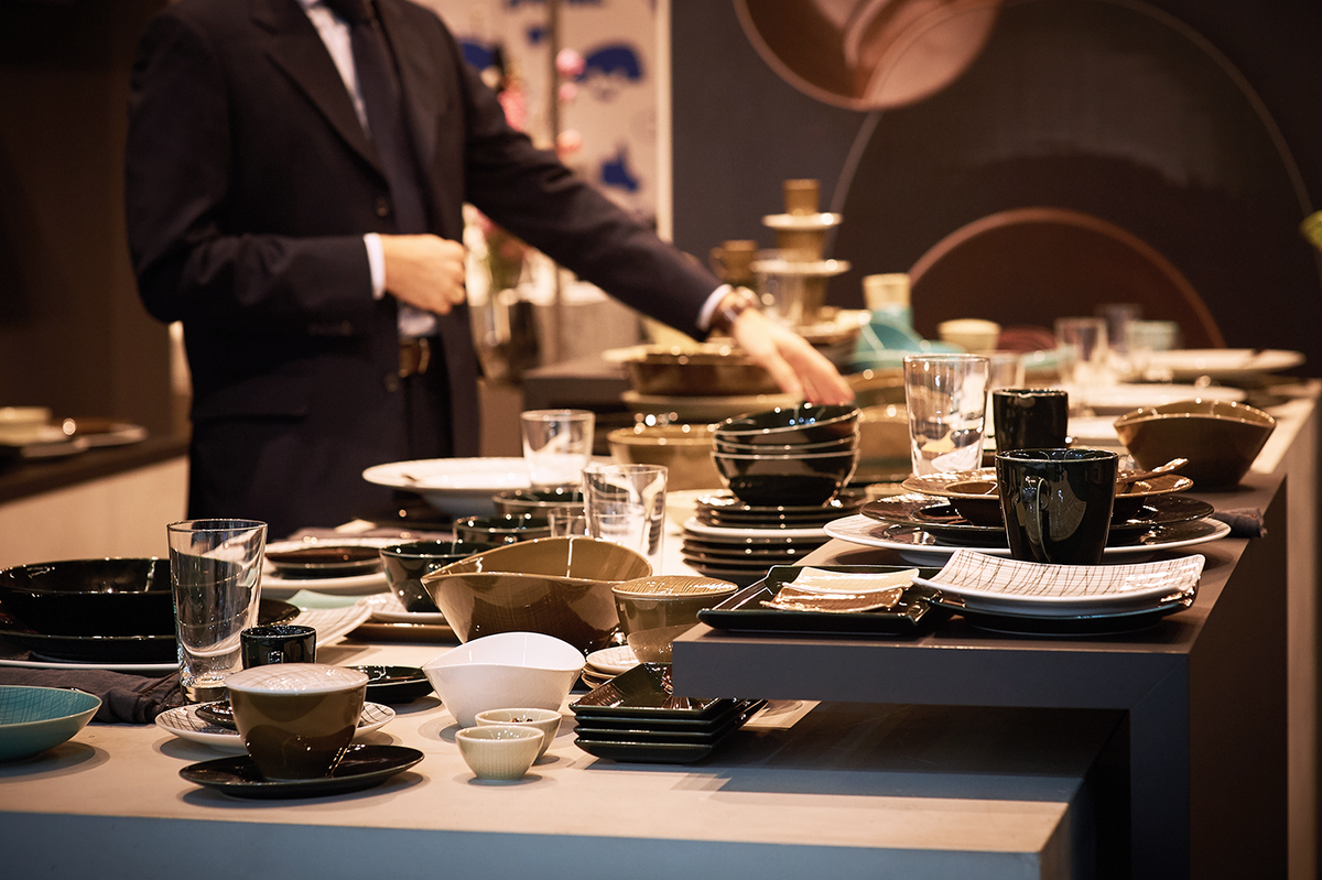 Mesh up your home! The new shade “Mesh Forest“ is one of the absolute favorites of our trend expert Insa Doan. The convertible multiplayer and on-trend base colour  changes between fine black and deep green and sets cool accents. <a href="/ambiente/">life</a> #rosenthal