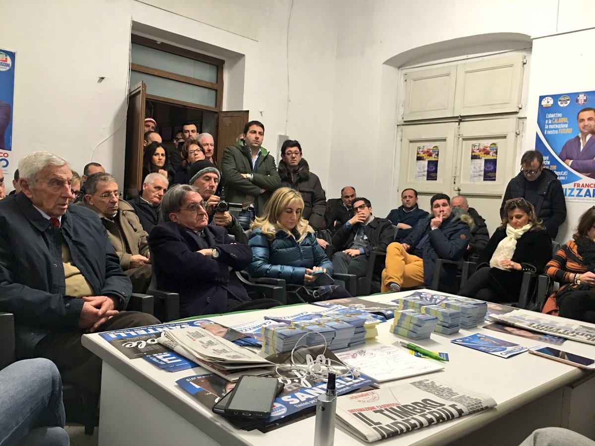 tripodimaria's tweet photo. Ieri sera a #Siderno (ReggioCalabria) all'apertura della sede di @forza_italia abbiamo spiegato ai cittadini il #ProgrammaXItalia in 10 semplici punti. #RoadTo4Marzo #Territorio #TraLaGente @JoleSantelli @robertoocchiuto @Elezioni2018_FI https://t.co/Af53WNc4UG