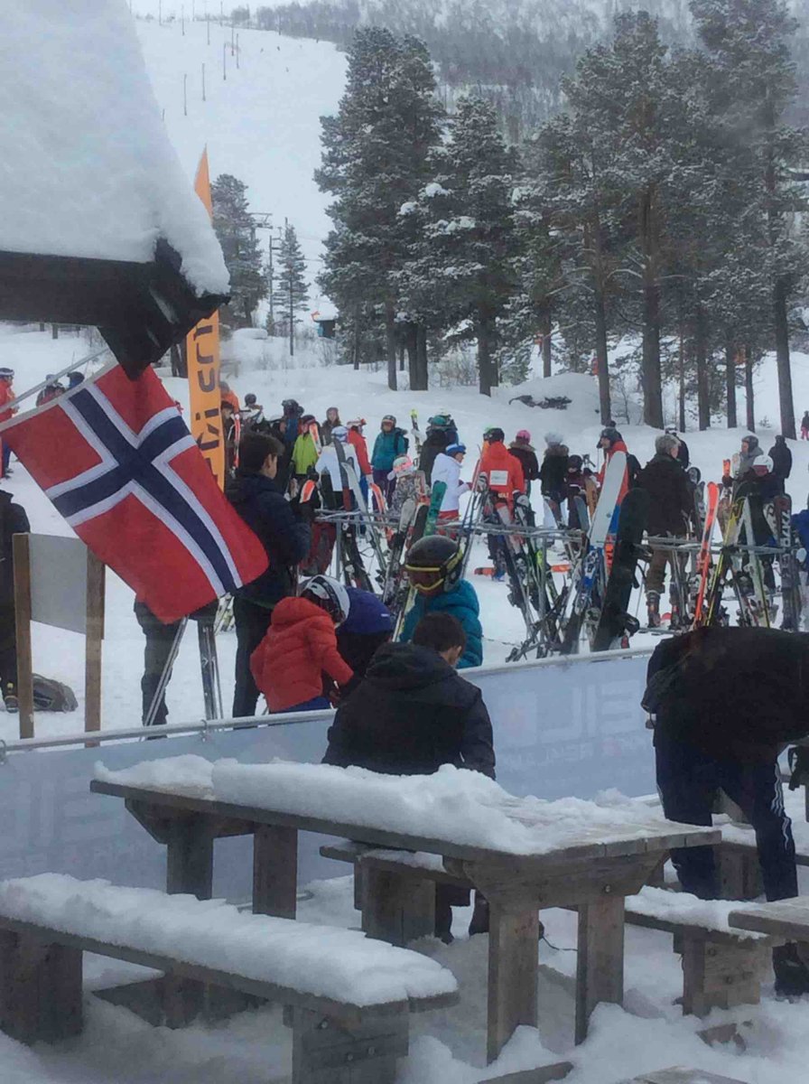 Geilo_ski's tweet photo. Please make sure that you keep an extra close eye on your equipment this week, it is the busiest week in resort and accidental equipment loss can happen. So keep your equipment safe and we can all enjoy the slopes ⛷❄️ https://t.co/XNbAE1n7Y6