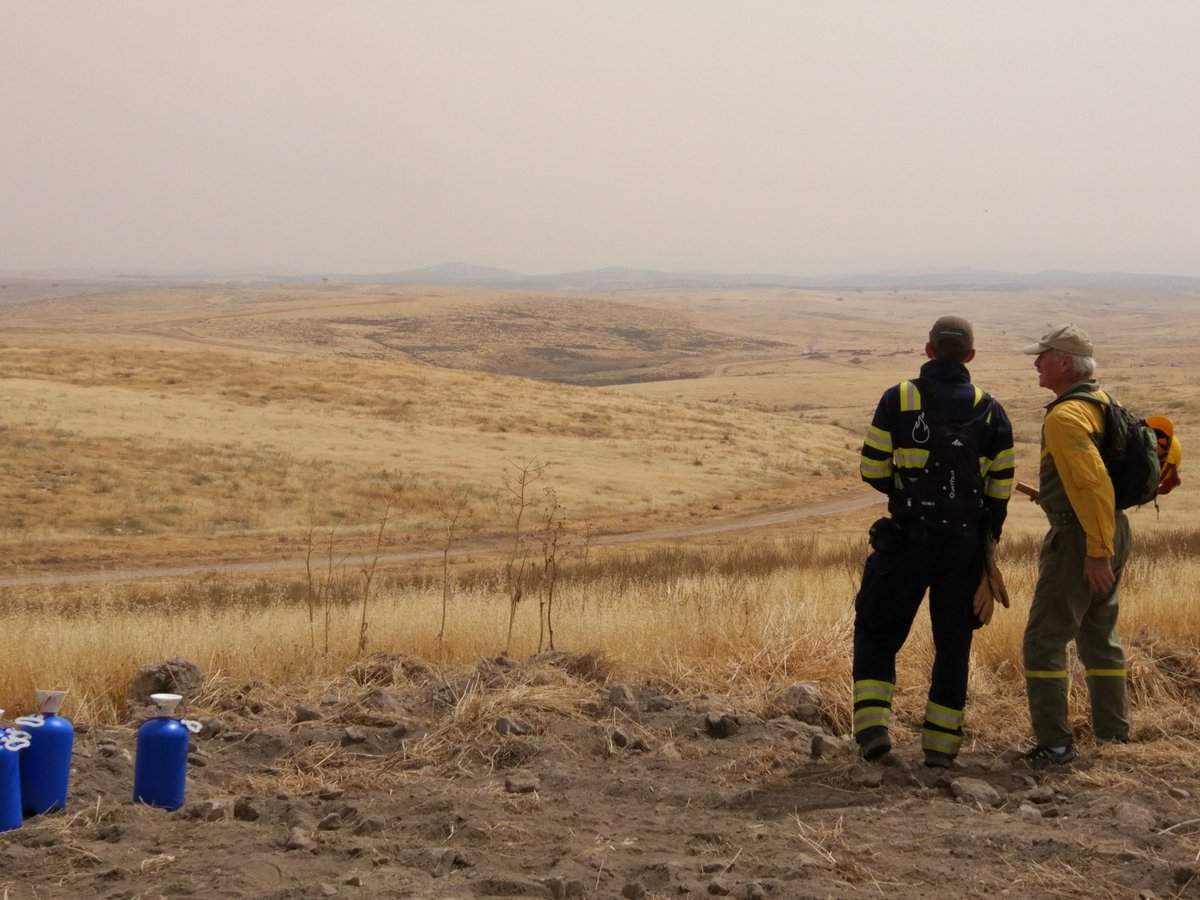 PyroFire's tweet photo. Clasificando documentación encontramos estas imágenes junto a nuestro querido Felipe Aguirre (#Tragsa ) durante unas pruebas realizadas en #Israel con extintores forestales #Nube dentro del proyecto #af3project #IIFF #RXfire https://t.co/eHgbsT8qjR