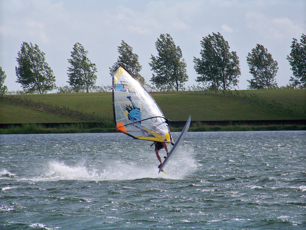 Op alle zaterdagen voorafgaand aan wedstrijden wordt er bij de Windsurfclub Aalsmeer wedstrijdtraining verzorgd voor de Bic Techno en RS:X klasse. De trainingen worden gegeven door Luuc van Opzeeland van de Delta Lloyd Talentploeg. Verbeter jouw skills 👉 mi8.ly/c1gclk