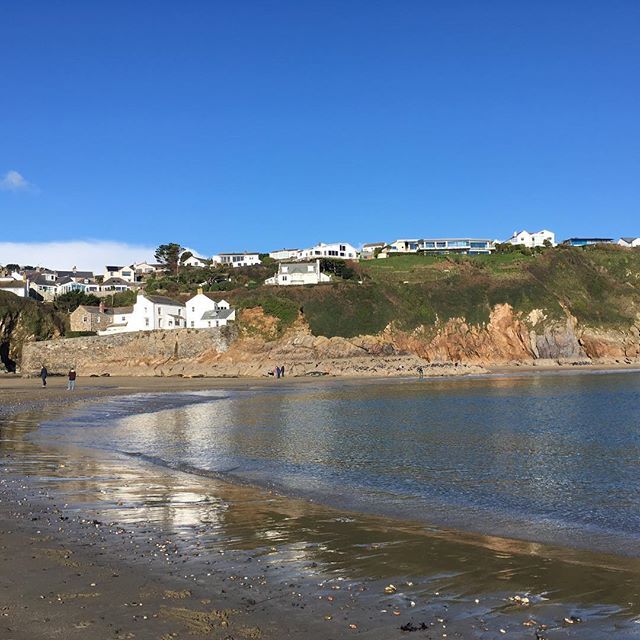 Have you seen those blue skies?!! It’s February, the sun is shining and there’s barely a cloud to be seen - happy days! #cornwall #beachlife #gorranhaven ift.tt/2El8BdF