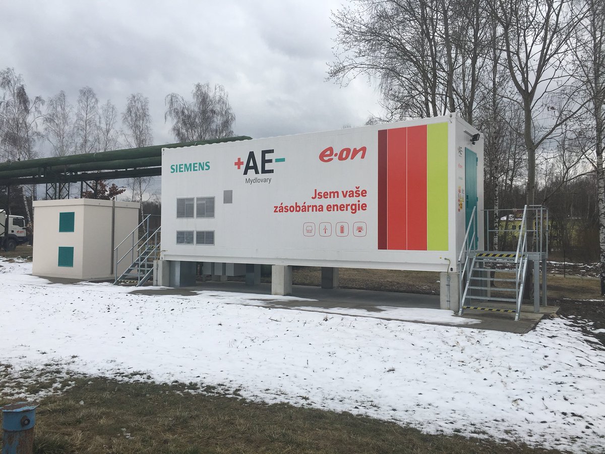EduardPalisek's tweet photo. Today @SiemensCzech handed over currently the largest battery storage #SIESTORAGE to e.on in Mydlovary. Installed capacity is 1.75MWh #SmartCities https://t.co/R7lIkbvNXa
