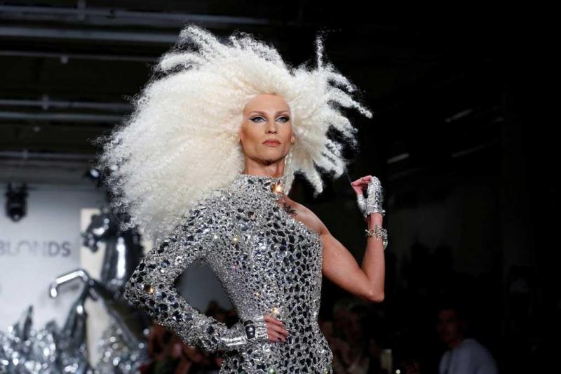 ExtasyBuzz's tweet photo. Victoria Beckham bids farewell to New York fashion week on a high see more : https://t.co/p7tZDJUUWK #fashion #victoria #Beckham #love #cute #followme https://t.co/fwOJIUOR74