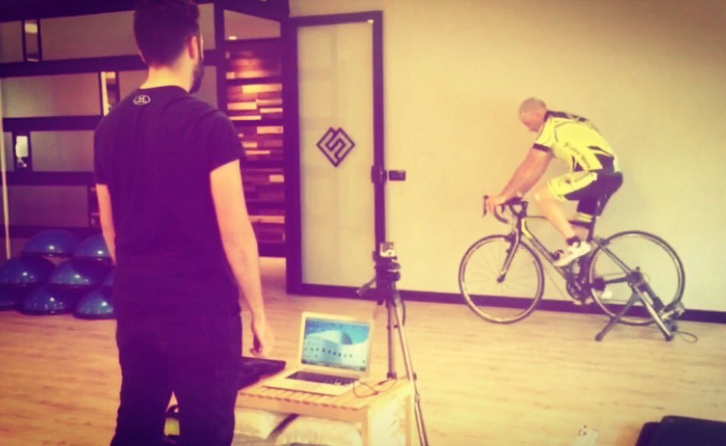 fisioclinicas's tweet photo. Empezamos la semana #pedaleando. Análisis #biomecánico para disfrutar y rendir al 100% encima de una #bicicleta. En #Fisioclínicas. 🚴‍♂️💪 #deporte #tecnología https://t.co/LyWPhtTsZI