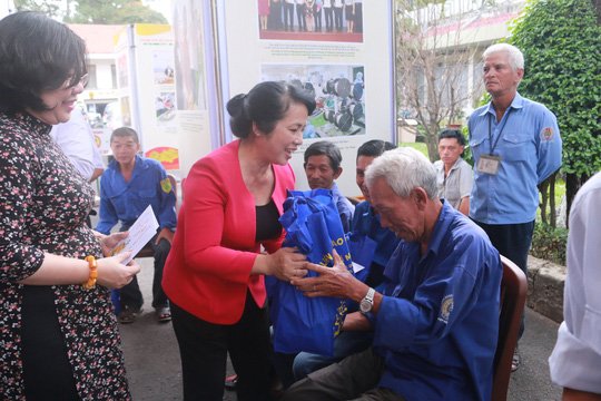 Động viên, tặng quà Tết đoàn viên nghiệp đoàn xe ôm quận 1, TPHCM
nld.com.vn/cong-doan/dong…