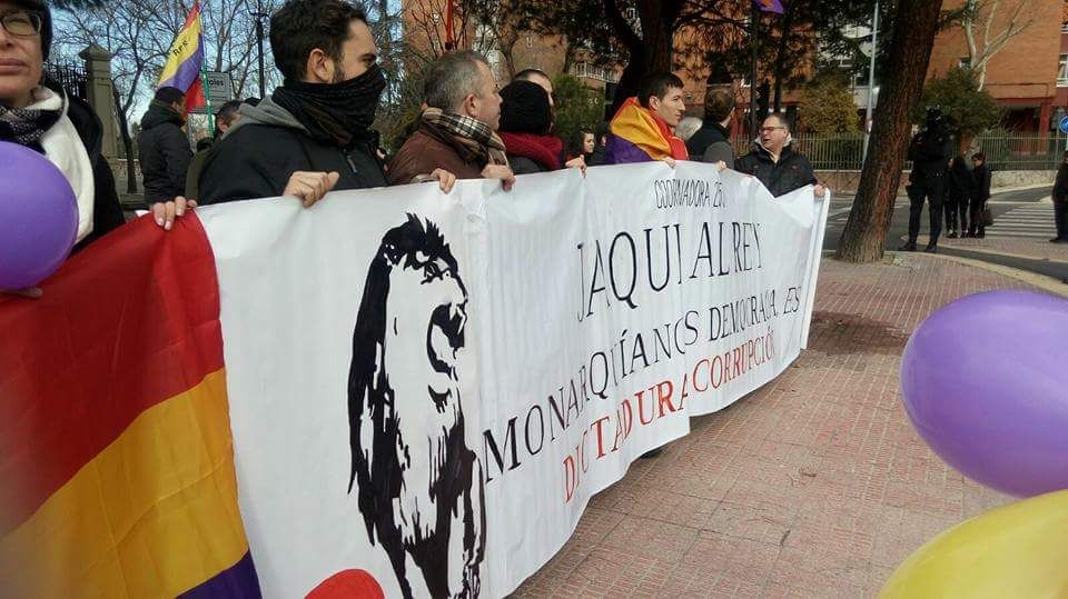 Seguimos en #Móstoles por la visita de Felipe VI. Fuera la mafia de nuestros barrios y ciudades. #República #CastillaComunera