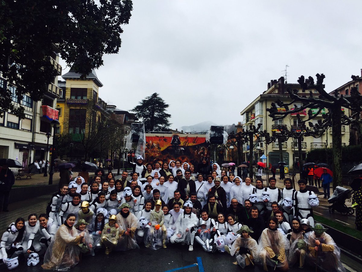 MikelArreseigor's tweet photo. Astelehenita Tolosan! Ederra #ttenttek #StarWars #TolosakoInauteriak #tolosa https://t.co/xAa6dAYA9m