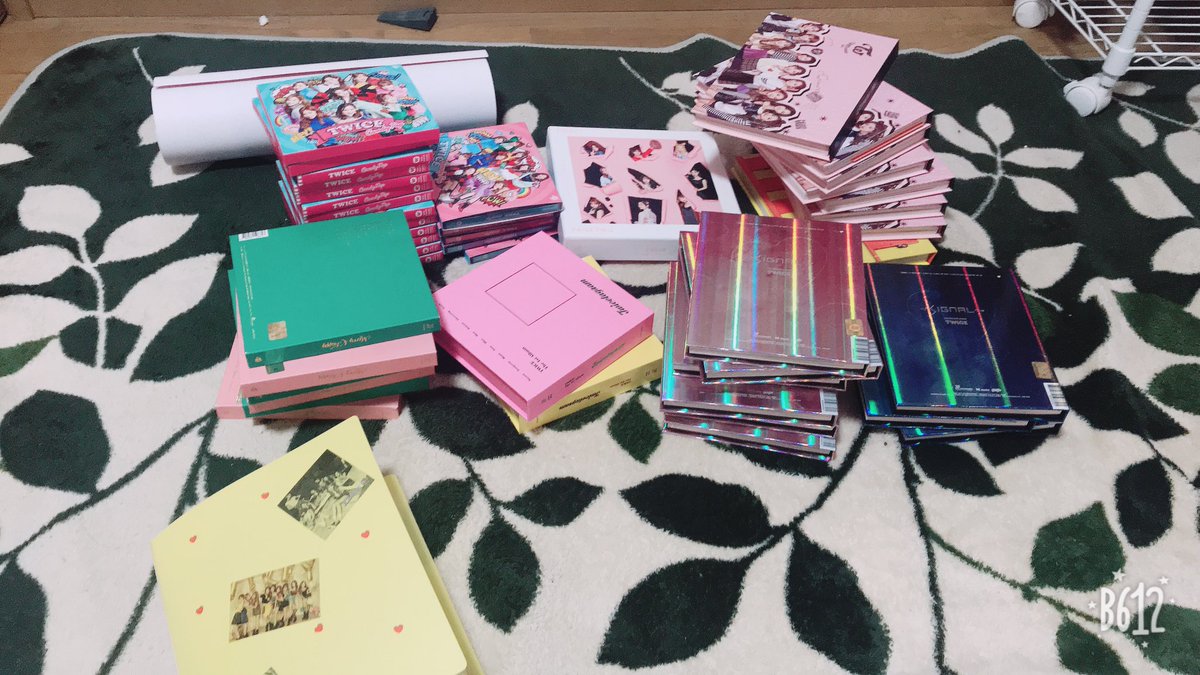 __chae__0801's tweet photo. プレゼント🎁
この中から一つ選んでください✌️
黄色の物はトレカが入ってます👍👍

参加方法
この垢をフォロー＆RT
ハイタッチ券交換者は5倍！
グッズ交換者は2倍！

どんどん参加お願いします🙏🙏 https://t.co/FCwlVu611t