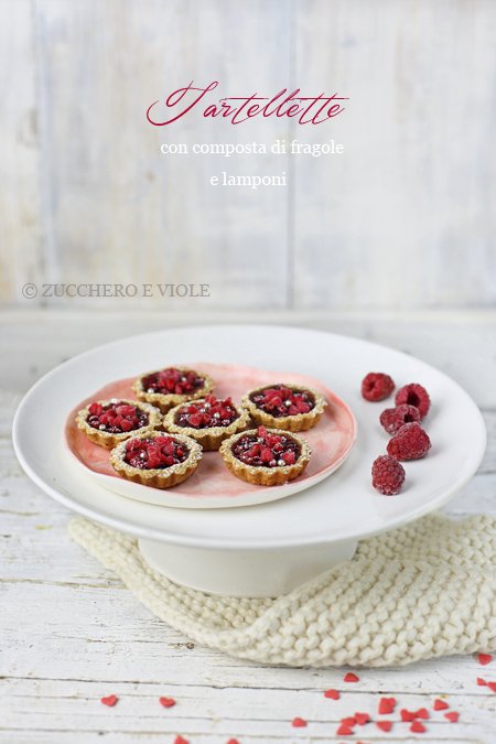 Tartellette con composta di fragole, lamponi e cioccolato fondente zuccheroeviole.com/2018/02/tartel… #Vegan #veganhour #sanvalentino2018 #SanValentino #ricette #RicettaDelGiorno #ricetta #strawberry #tarte #dessert #desserts