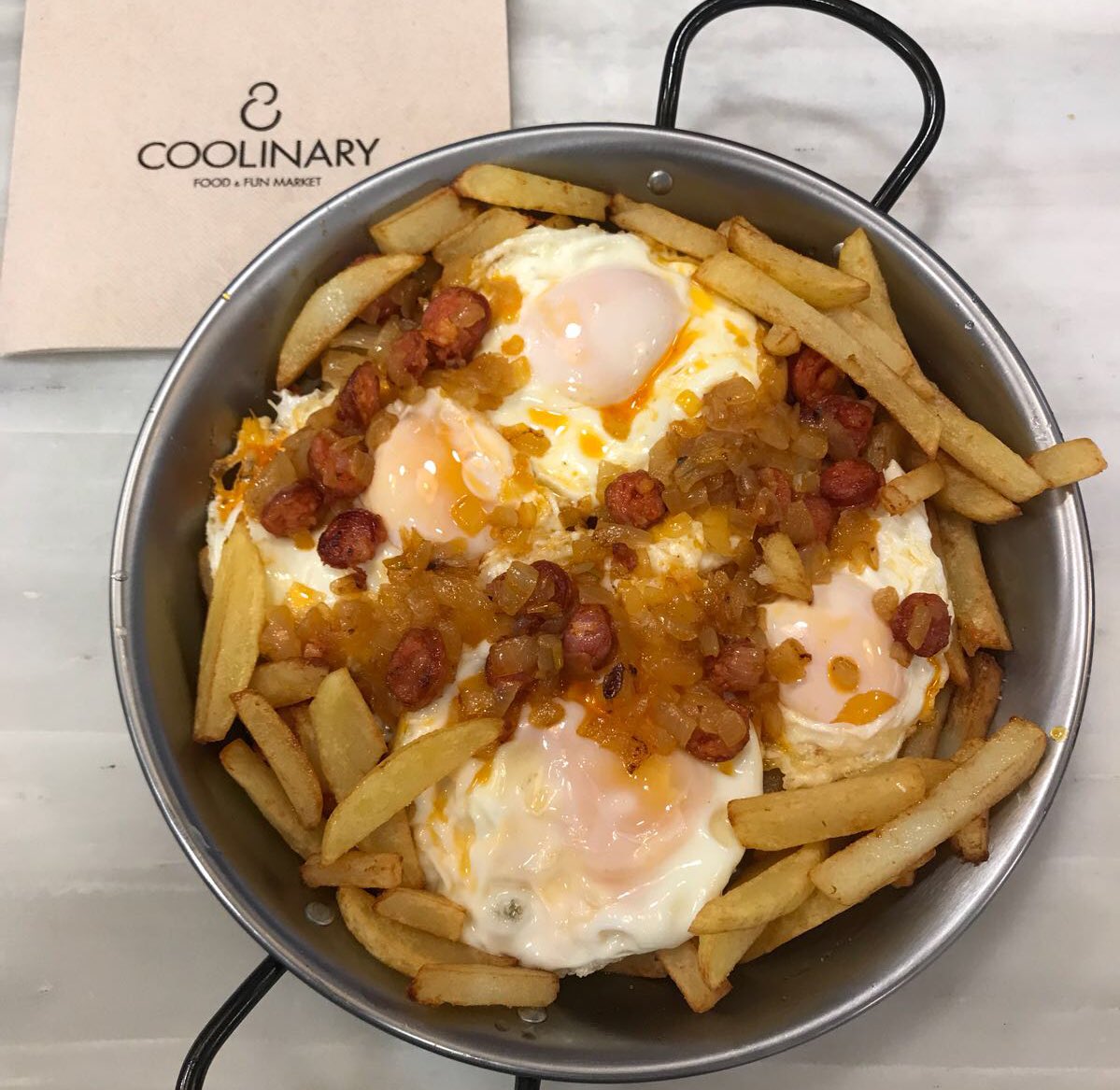 ¡Nuevo restaurante abierto en Coolinary! Descubre a Con Un Par, ¡cocina especializada en huevos y platos como este!