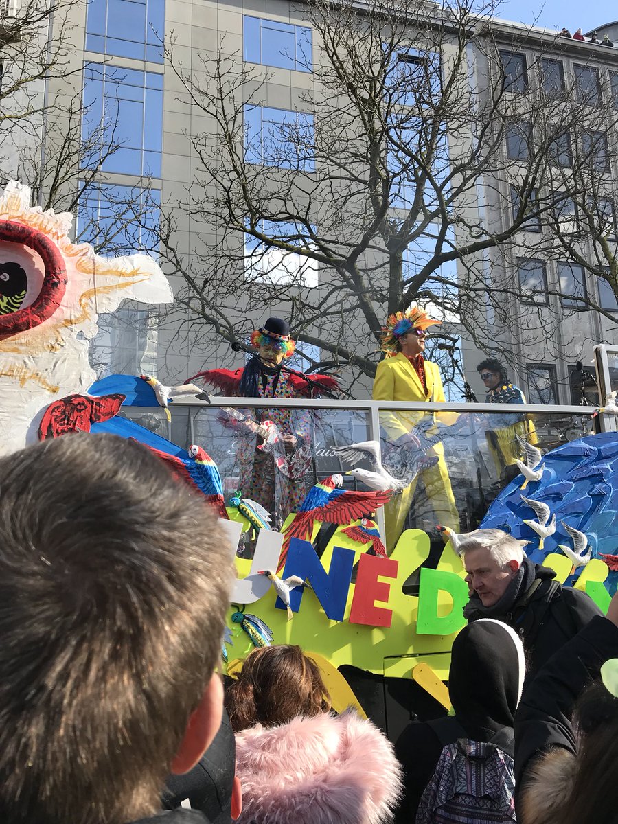 todayforever2's tweet photo. Und plötzlich kommen da Die Toten Hosen. #rosenmontag #karneval #antagenwiedieser # Duesseldorf #helau https://t.co/8MjwgBjq5h