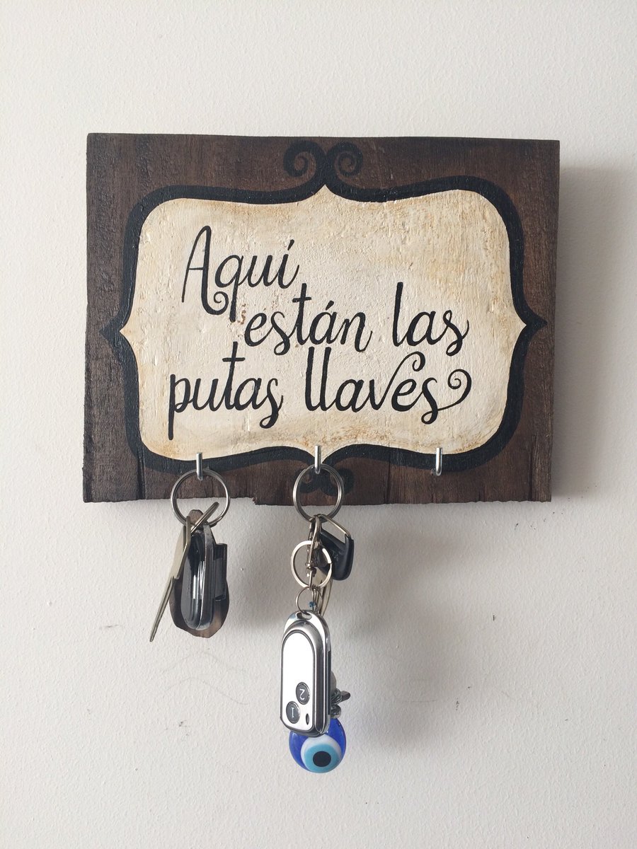 LaMarucha_'s tweet photo. Nuestro clásico letrero, en versión pequeña, para que te lo lleves solo a $12. ¡Tengo esos dos disponibles!
#lasllaves #llavero #keyholder #reclaimedwood #repurposed #frasesenmadera #interiordecor #fun #funny #LaMarucha #marucheando https://t.co/WMDeHRQfV3
