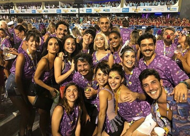 📲 | Manoela passou o carnaval na sapucaí do RJ com parte do elenco. fotos via Instagram ✨🎉