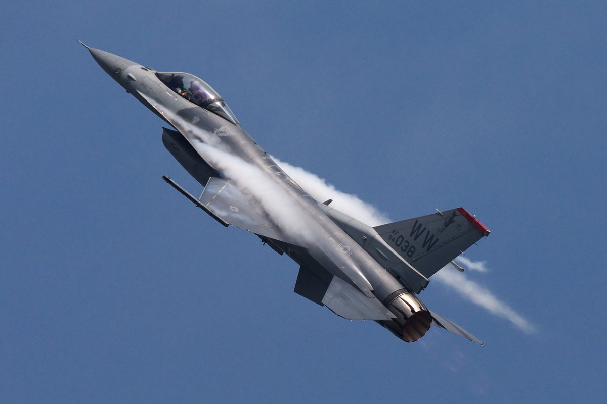 eringi_0806's tweet image. PACAFのF-16
国内でもフレア撒いてくれませんかね～
#SGAirshow