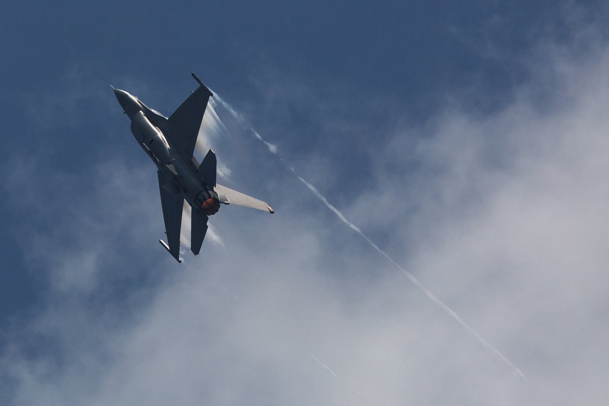 eringi_0806's tweet image. PACAFのF-16
国内でもフレア撒いてくれませんかね～
#SGAirshow