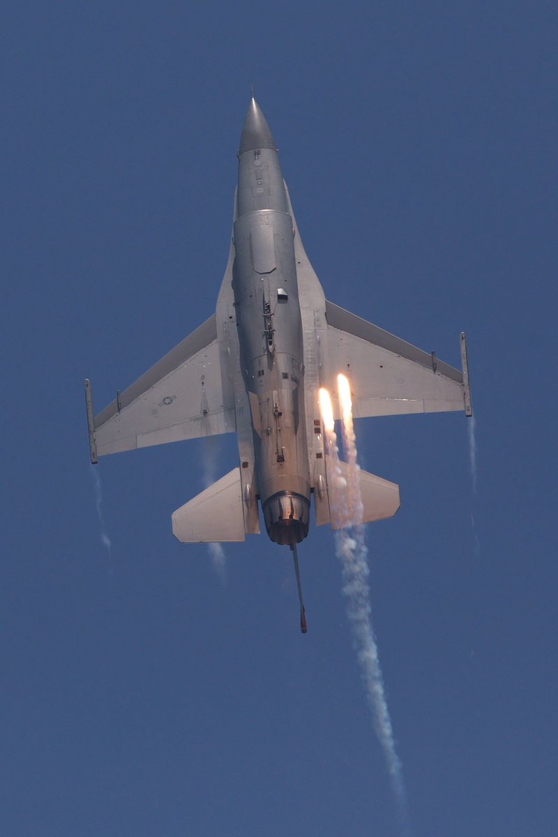 eringi_0806's tweet image. PACAFのF-16
国内でもフレア撒いてくれませんかね～
#SGAirshow