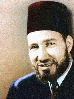 ﺳُﺌِﻞ #ﺣﺴﻦ_ﺍﻟﺒﻨﺎ ﺭﺣﻤﻪ ﺍﻟﻠﻪ ﻟﻤﺎﺫﺍ ﻻ ﺗﺆﻟﻒ ﻛﺘﺐ
ﻓﺄﺟﺎﺏ : ﻧﺤﻦ ﻣﺸﻐﻮﻟﻮﻥ ﺑﺘﺄﻟﻴﻒ ﺍﻟﺮﺟﺎﻝ✋️
وذهب الجميع وبقي الرجال #الامام_الشهيد_حسن_البنا