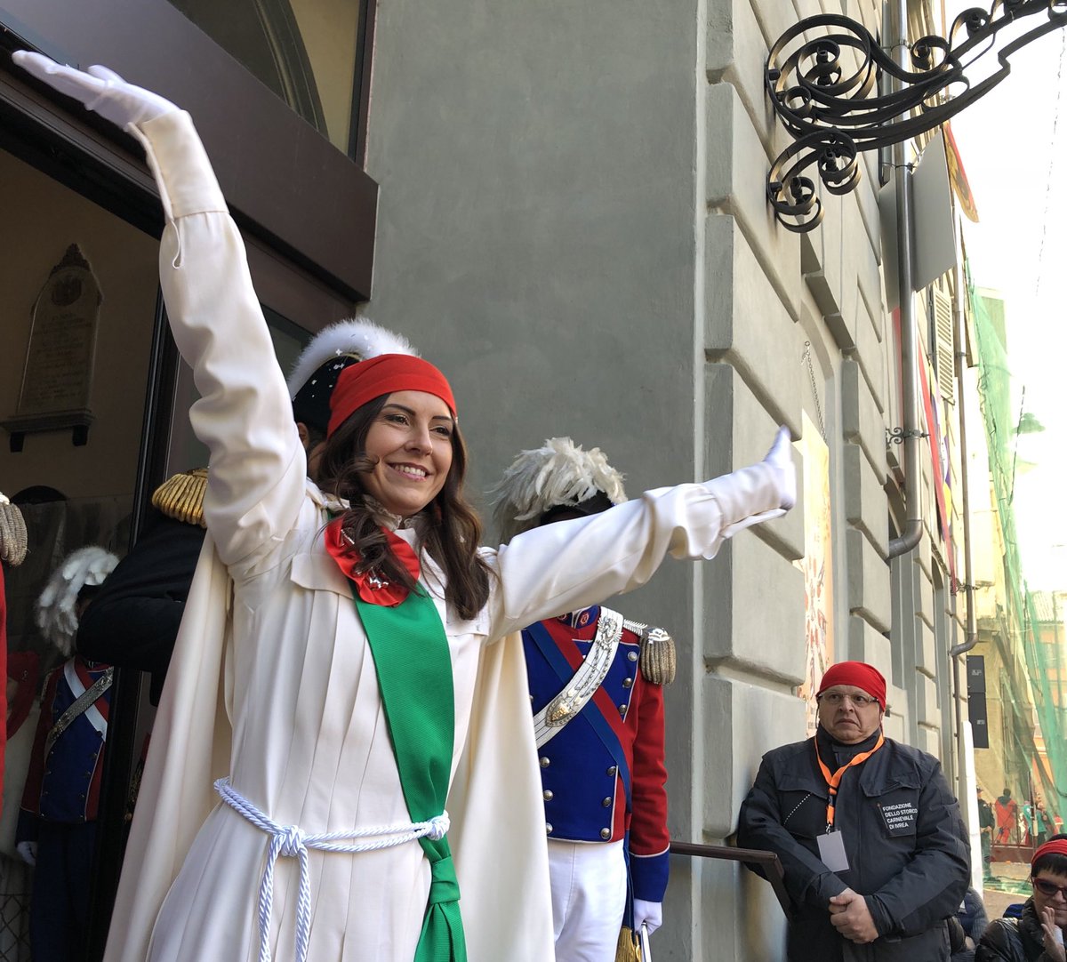 Violetta saluta la piazza: il Corteo Storico sta per partire da Piazza di Città #storicocarnevaleivrea #carnevale