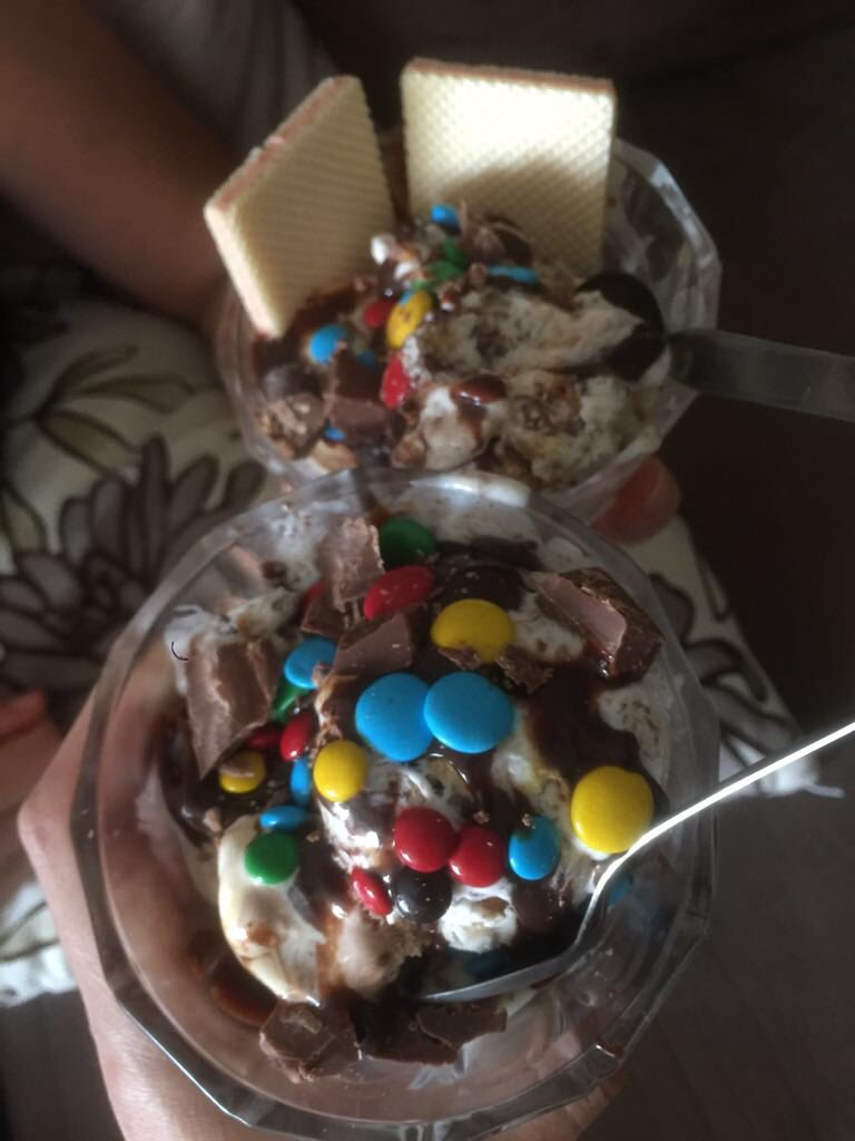 BlueVelvet_kia's tweet photo. #LoMejorDeMiFin #Domingo pasar el día con mamá #icecream #Netflix y mi gato 🐱 https://t.co/mHbxBUN3fd