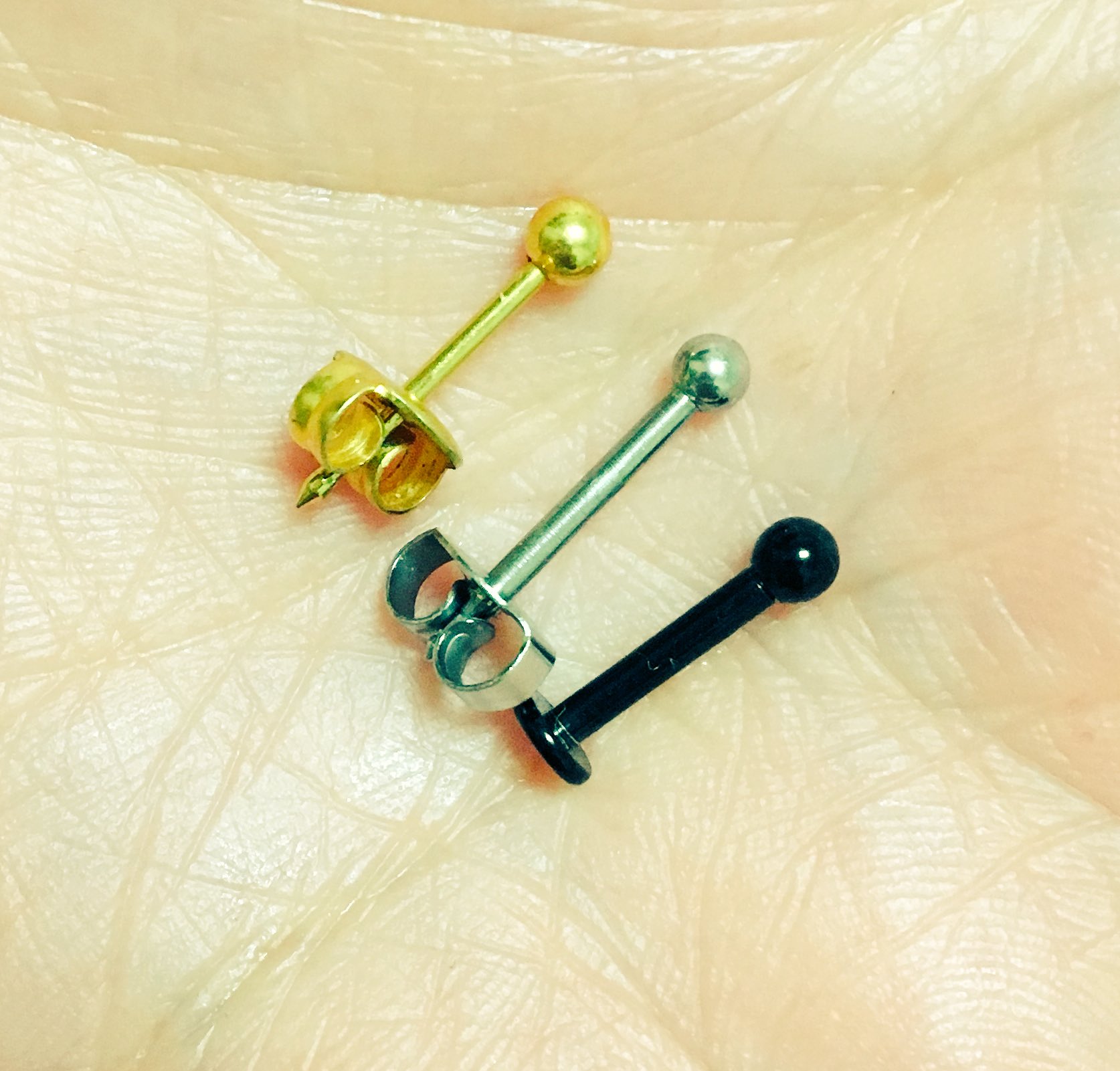 はいじ 愛の壁打ち職人 ピアスカバー検証 金銀はピアッサー用ファーストピアスなので通常より太い 金18g 銀16g 金18gが一般の耳にあける太さだけどピアスカバーは相当はめるのに苦労します 16gは入りません 黒は14gなので論外 T Co