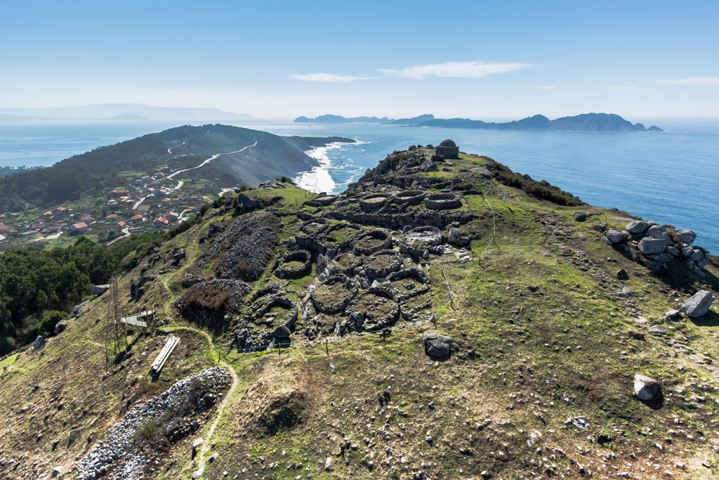 turisriasbaixas's tweet photo. Un gran paso para recuperar el yacimiento arqueológico de #OFacho, enclavado en uno de los lugares con las vistas más hermosas de #Cíes, #Ons y las #RíasBaixas 👉 https://t.co/T4pbSGiZdg https://t.co/h300FnF69F