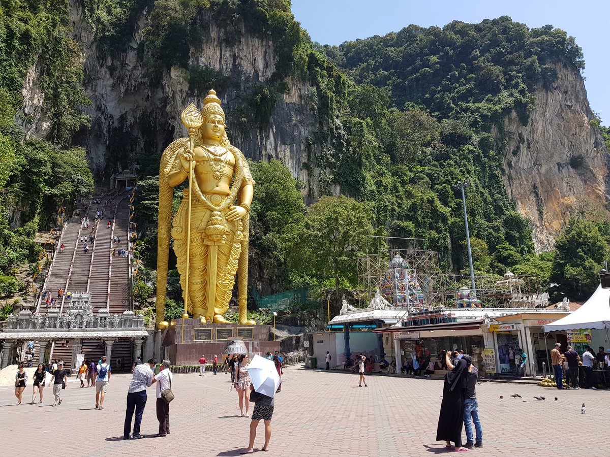 linkansson1891's tweet photo. Besökte Batu Caves idag. Som gäst ombads man hjälpa till med att typ bära upp tegelstenar eller hinkar med grus till toppen av trappan. Kombon artig/hjälpsam/dummatcho var INTE bra. #pingislunga https://t.co/LIvIcwHRQ1