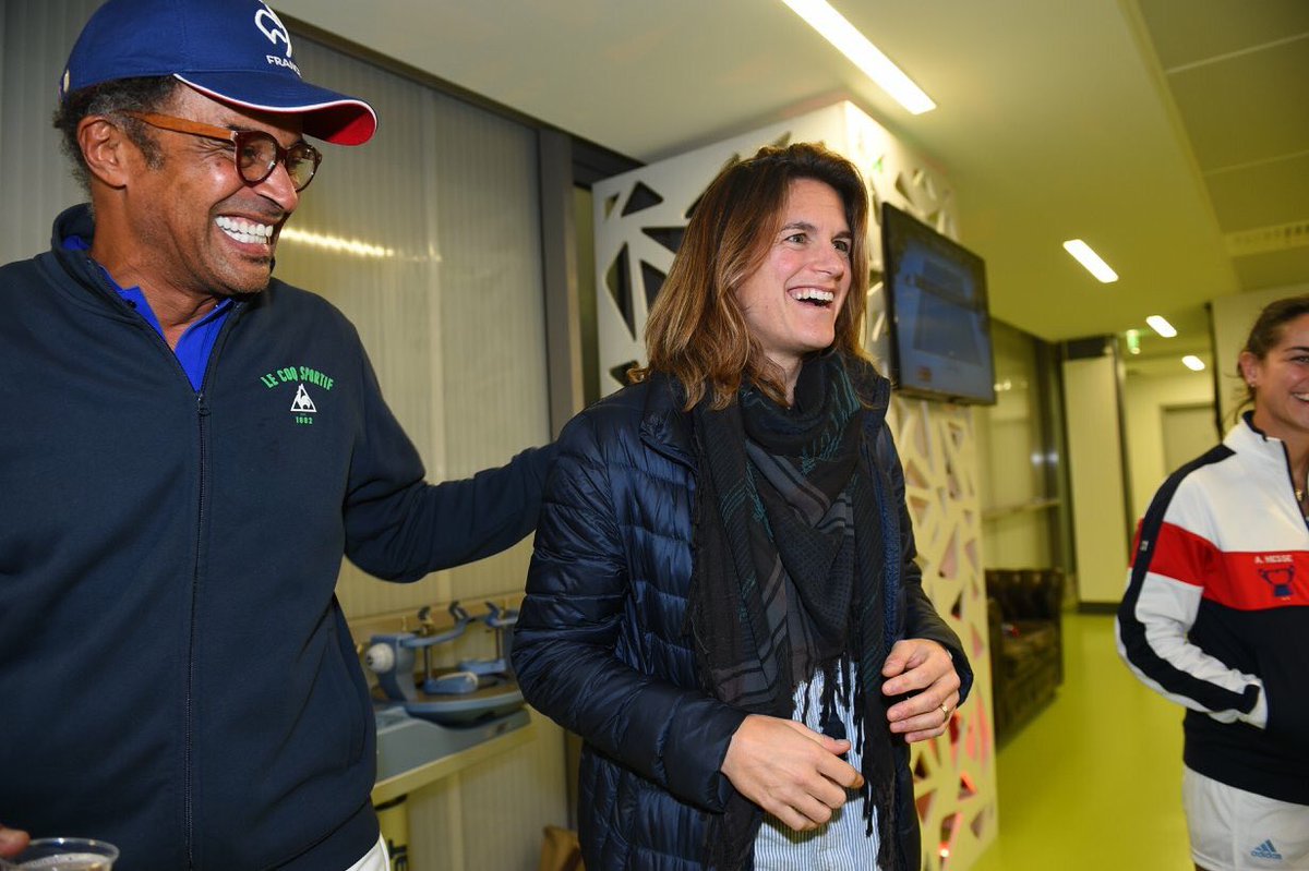 corinnedubreuil's tweet photo. When will we see you again @AmeMauresmo ? Congrats for your award 👍👌💪🏆🇫🇷
#champion #award #itf #fedcup #bravo https://t.co/R76asKZzz1
