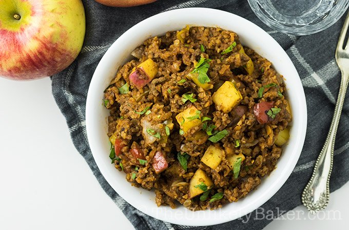 Apple bulgur pilaf - delicious, good for you and cooked in 1 pan! Made with delicious @ontarioapples Grab the recipe > wp.me/p78RTV-Zn #ONappleAday #ad