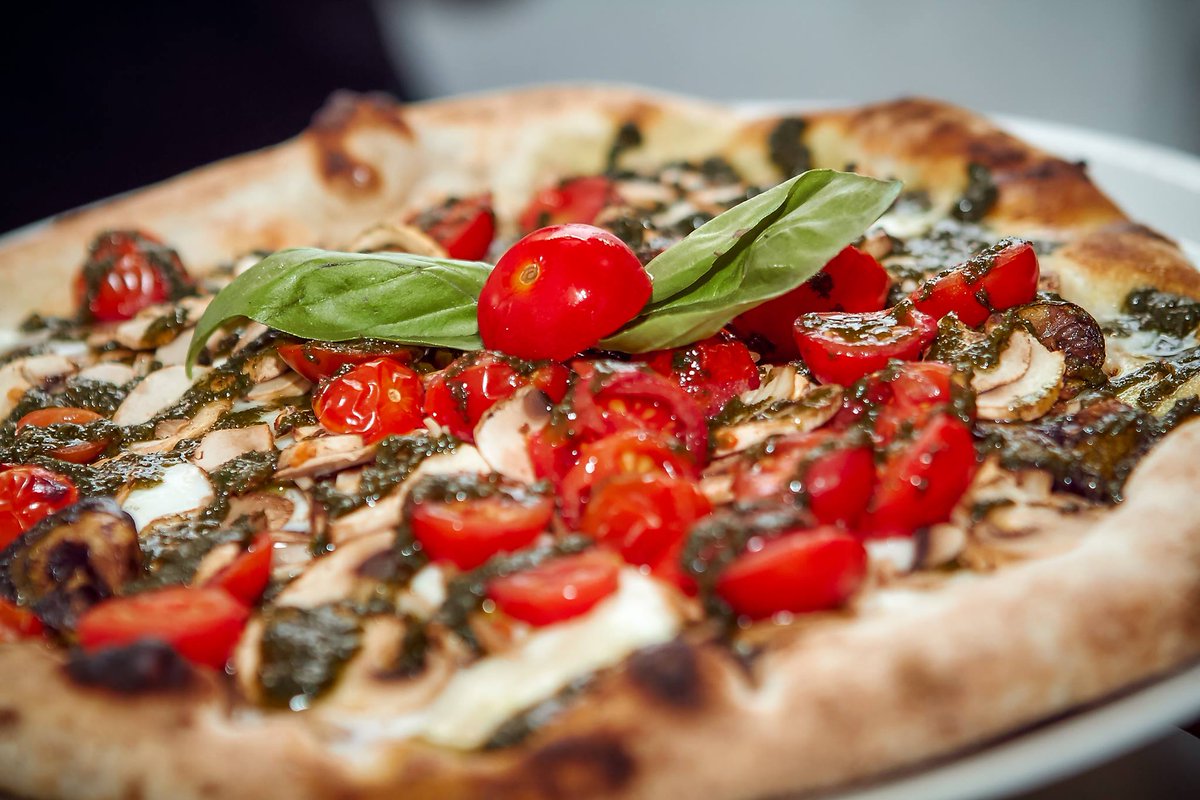 50TopPizza's tweet image. Oggi consigliamo la #pizza al Pesto. In foto la pizza con Fiordilatte,  funghi freschi,  zucchine grigliate, pomodorini, pesto genovese di produzione propria di La Braciera Pizzeria Ristorante, alla posizione numero 34 della guida 2017 di #50TopPizza.
 #50TopTaste