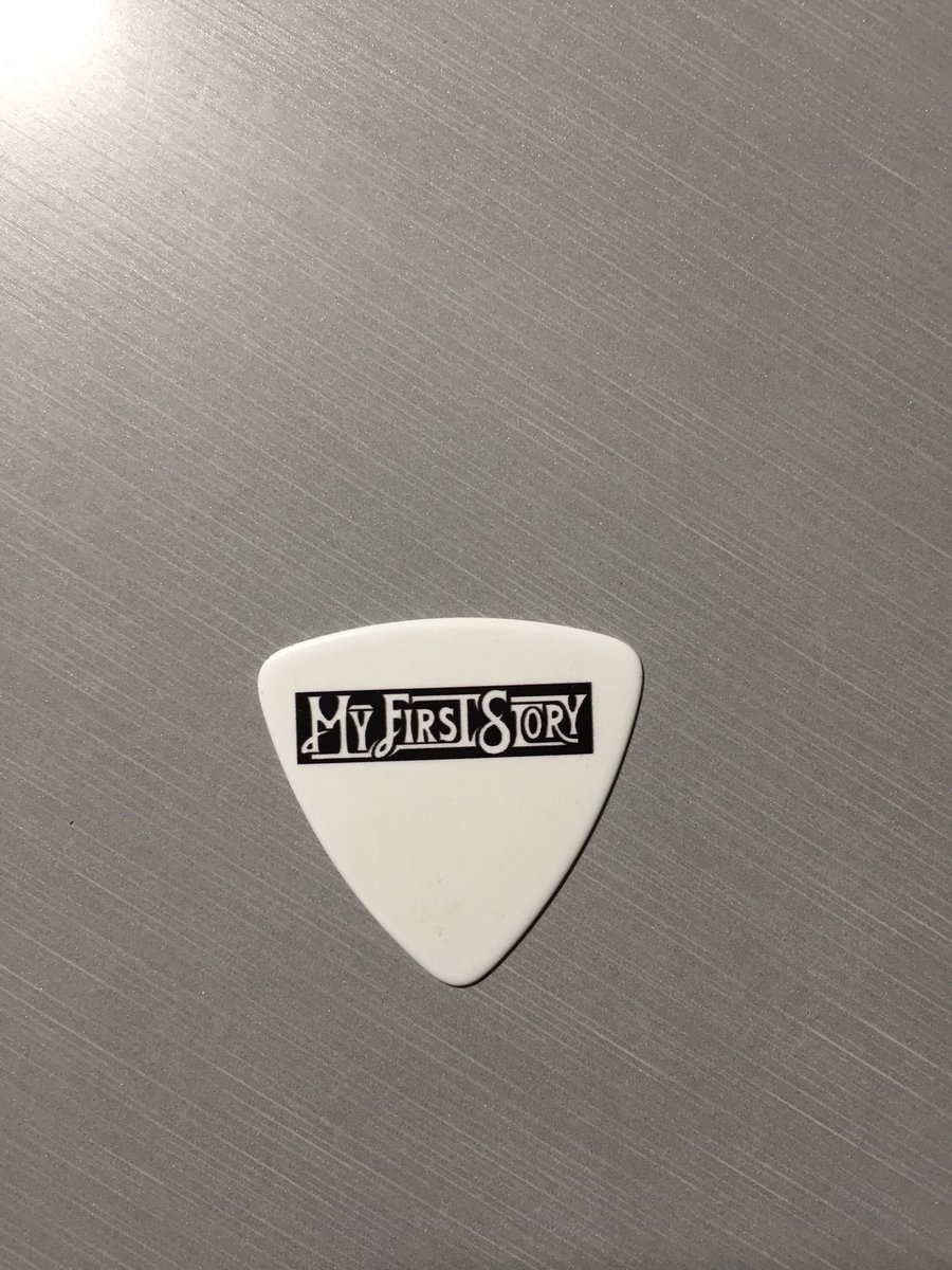myfirstory_sugi's tweet photo. いや、今日のライブまじ、初最前でそれだけでもありがたかったのに、途中hiroとハイタッチできるし、終わってからNobさんピックわざわざ手渡しで渡してくれてしかもハイタッチまでしてくれた…こんな最高なことが1日で起きていいのかと思った…ほんとに最高だった……！！！！！ https://t.co/IeldYjW3qg