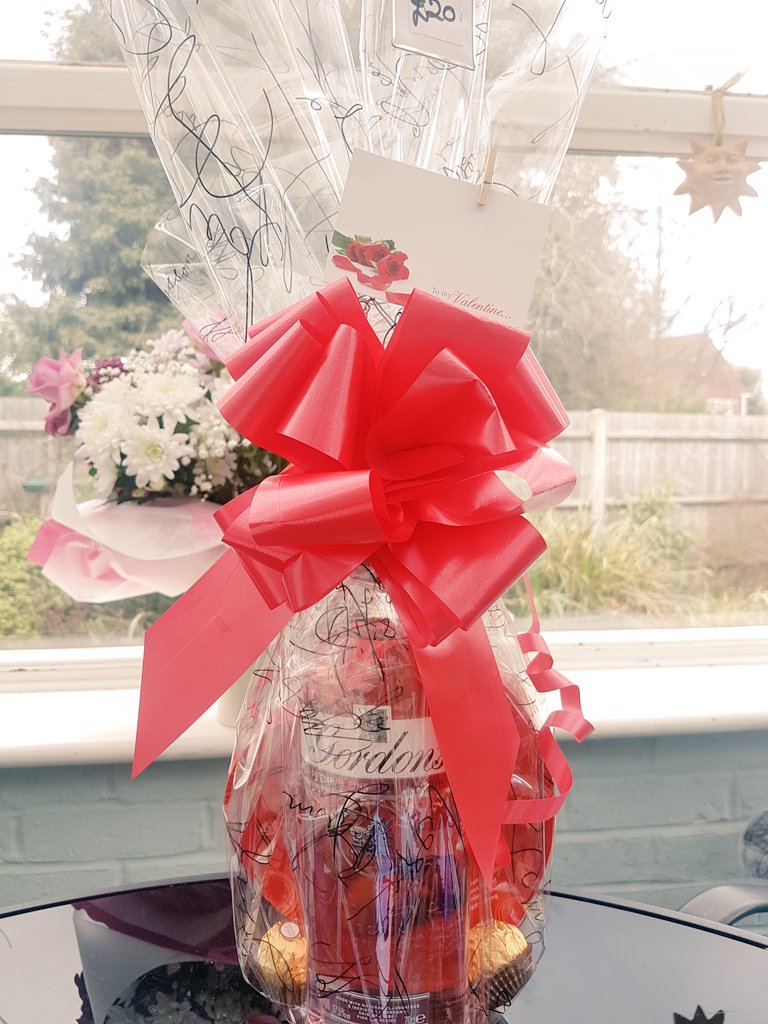 TheCellar5's tweet photo. Spoil your loved one with a Valentine's Day Hamper @TheCellar5 ....#valentinesgift #Valentine #gordonsgin #pinkgin #guylian #chocolate #love #madewithlove #only£20 https://t.co/l8qcJijGHf