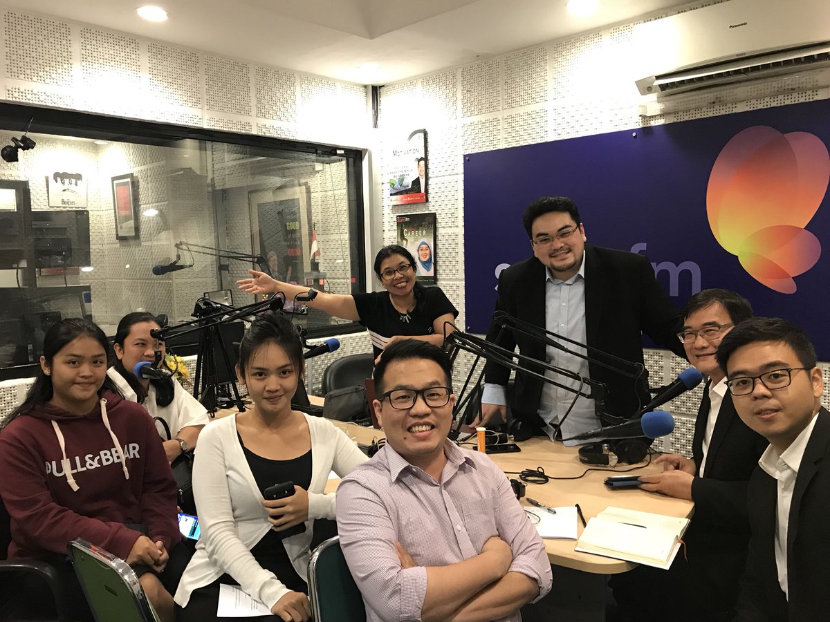 RadioSmartFM's tweet photo. #SmartCharacter masih bersama @jakoep @HarmoniEzra @PowerCharacter Ada juga narasumber tamu kita, keluarga Alamarhum Bpk Yandi yang merupakan orang Kepercayaan Bpk Jakoeb Ezra sekaligus anggota dari Power Character.
Stay tune terus hingga pukul 10 nanti #SmartFM https://t.co/gesSURPM8h
