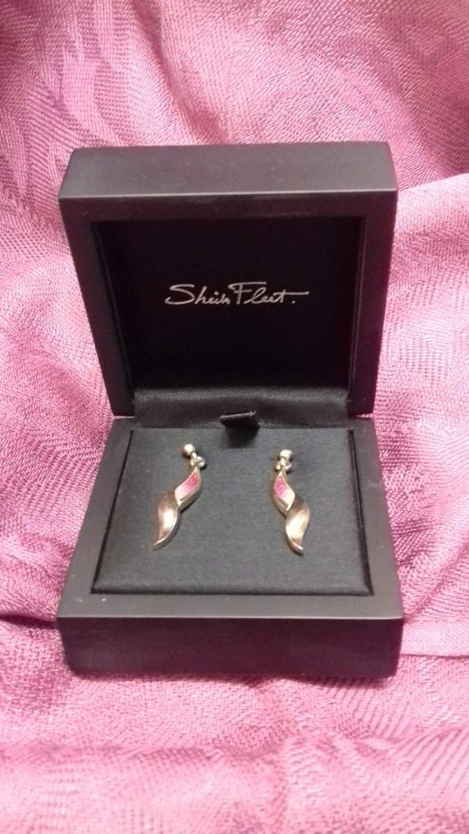 EDCHShops's tweet image. Looking for something for your sweetie this Valentine&apos;s Day? Or something sparkly to #treatyoself ? We have a wide selection of jewellery including #sheilafleet #pandora #muranoglass #hotdiamonds