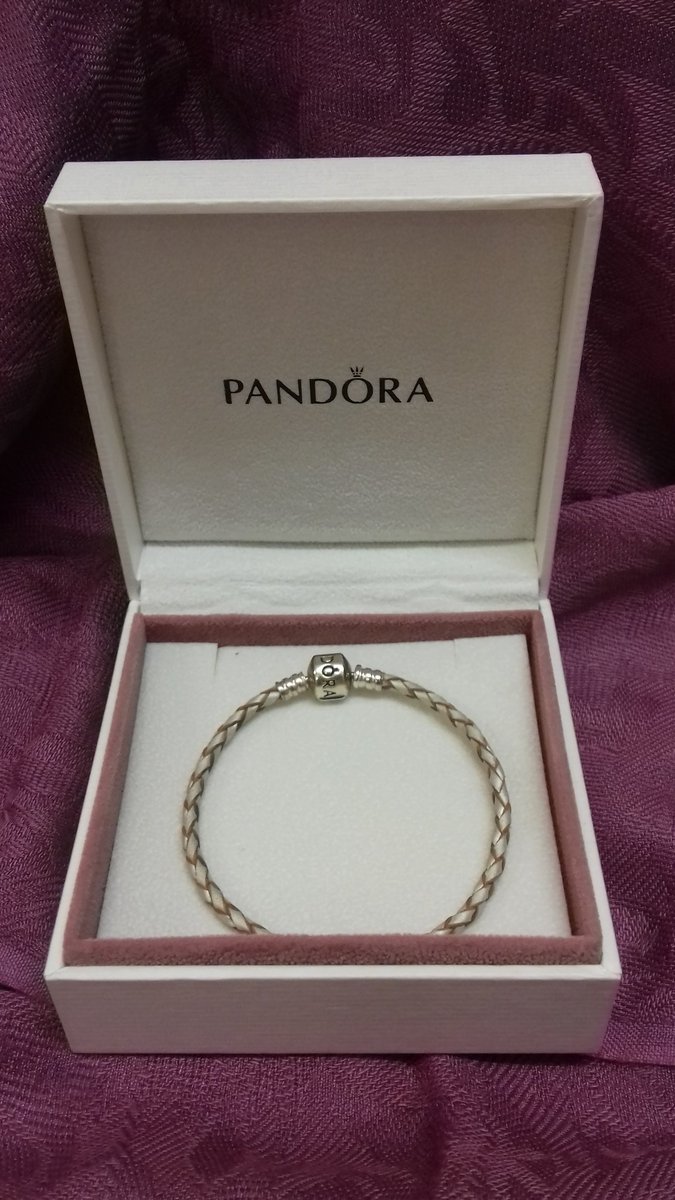 EDCHShops's tweet image. Looking for something for your sweetie this Valentine&apos;s Day? Or something sparkly to #treatyoself ? We have a wide selection of jewellery including #sheilafleet #pandora #muranoglass #hotdiamonds