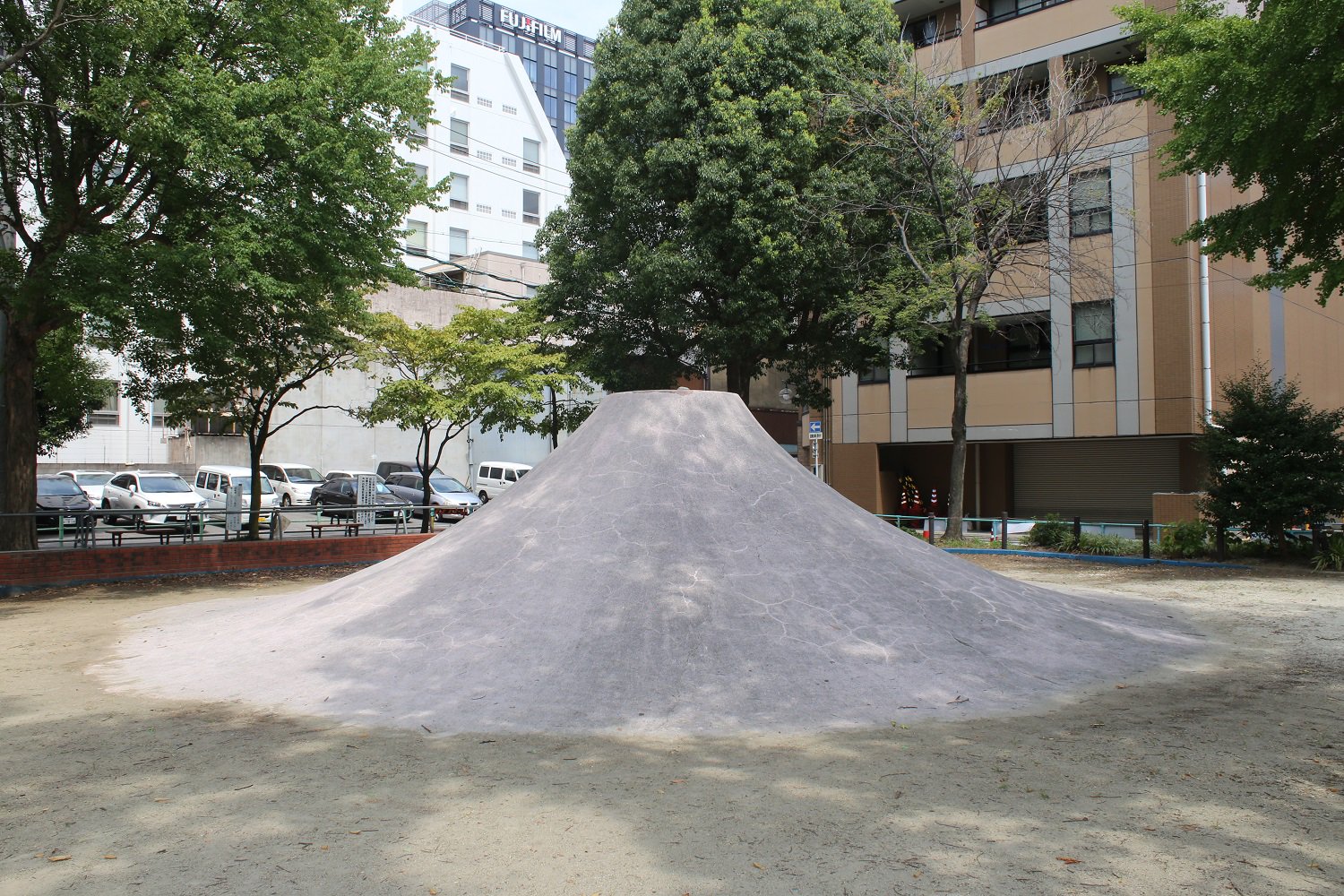 名古屋の富士山すべり台 風媒社より好評発売中 Al Twitter 名古屋市中区でもう一つ 伏見と大須観音の間にある仲ノ町公園 です ビルに囲まれた都心の富士山すべり台 というのはここか大須の裏門前公園ぐらいでしょう こちらの富士山は少し色あせた感じのピンク色 名古屋の富士山すべり台 風媒社より好評発売中 Al Twitter 名古屋市中区でもう一つ 伏見と大須観音の間にある仲ノ町公園 です ビルに囲まれた都心の富士山すべり台 というのはここか大須の裏門前公園ぐらいでしょう こちらの富士山は少し色あせた感じのピンク色