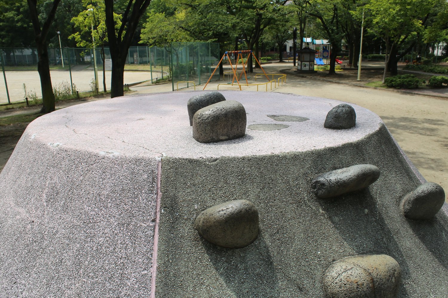 名古屋の富士山すべり台 風媒社より好評発売中 Al Twitter 名古屋市中区でもう一つ 伏見と大須観音の間にある仲ノ町公園 です ビルに囲まれた都心の富士山すべり台 というのはここか大須の裏門前公園ぐらいでしょう こちらの富士山は少し色あせた感じのピンク色