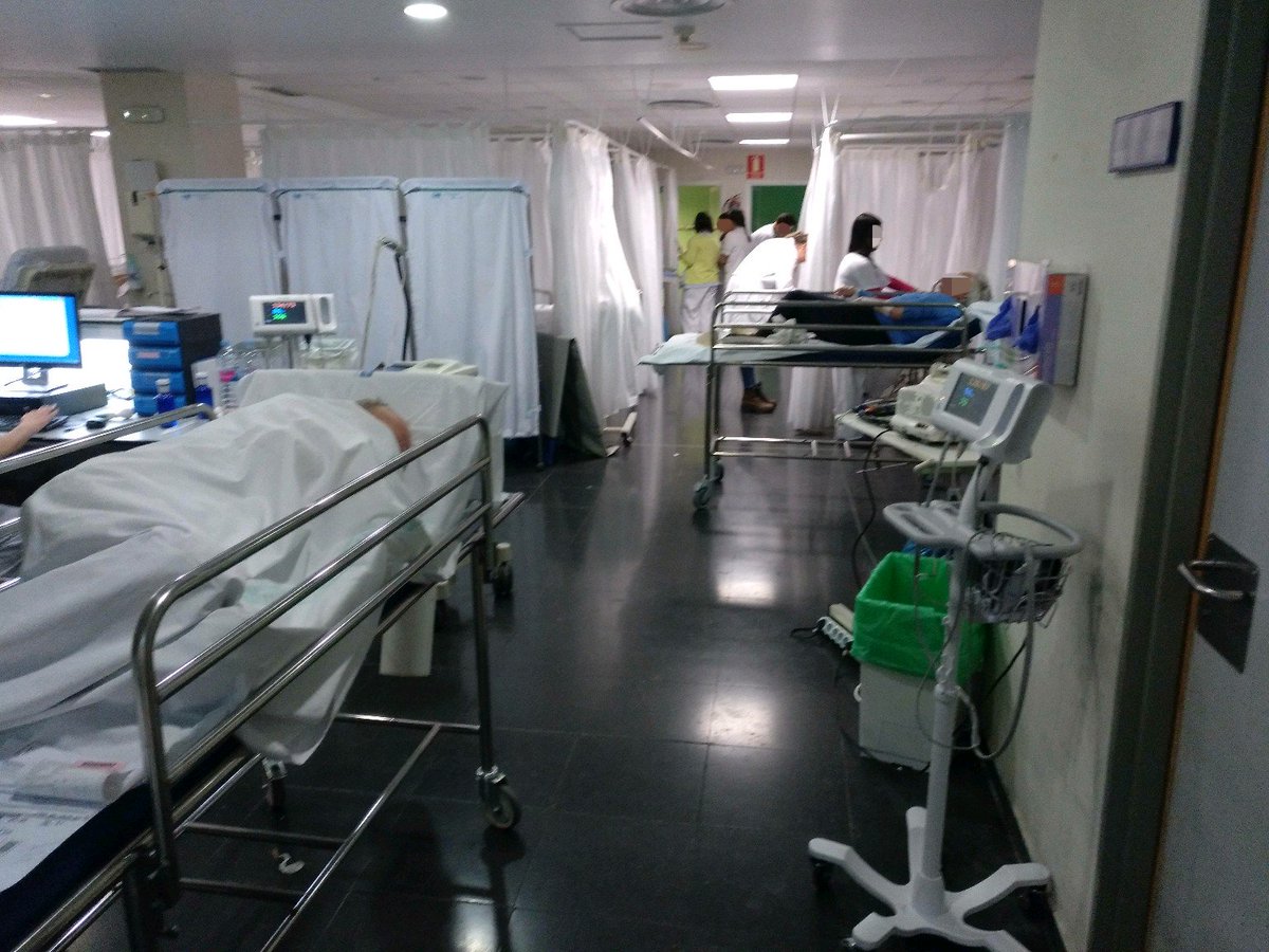 Pacientes cruzados en medio de los pasillos de la sala 3 <a href="/ccifuentes/">Cristina Cifuentes</a> <a href="/eruizescudero/">Enrique Ruiz Escudero</a>