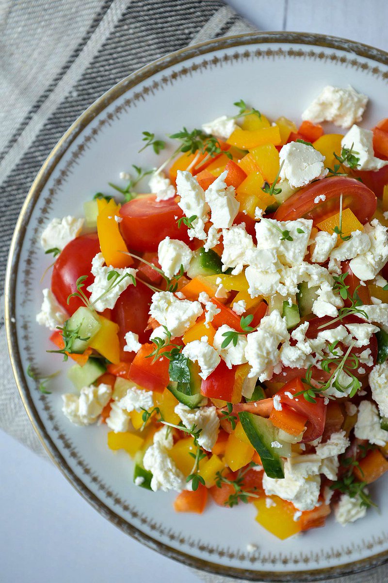 Heute habe ich einen mega leckeren Paprika-Salat mit Tomaten, Gurke und Feta für euch. Das Rezept und mein Fastenvorhaben lest ihr hier: meinkleinerfoodblog.de/koestlicher-pa… #foodblogger #salat #lecker #rezeptdestages #meinkleinerfoodblog