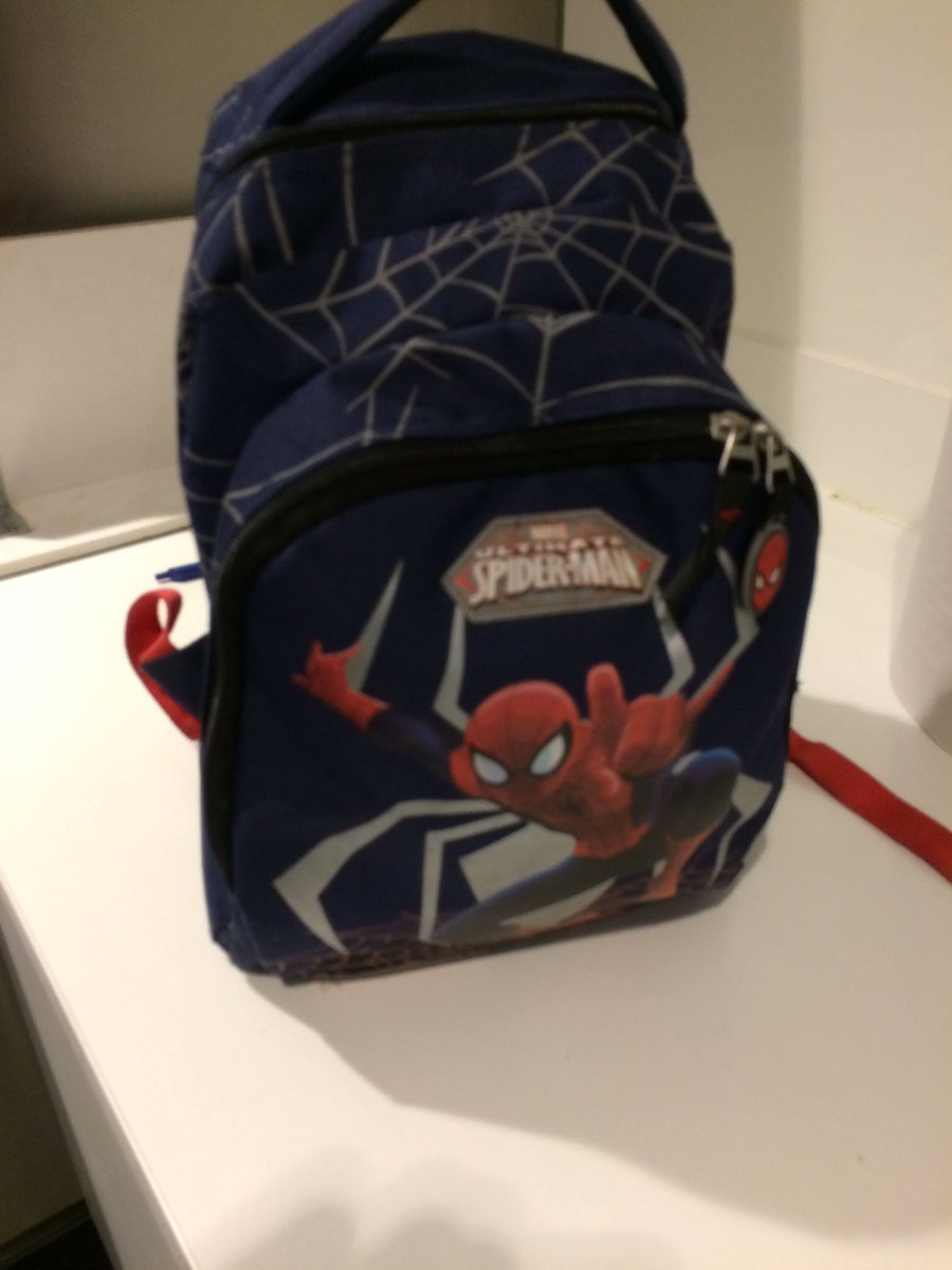 Iemand deze tas vergeten op carnavals zondag ? Een politiepak zit erin ? En hij heet SEM !! ?? Wie ??