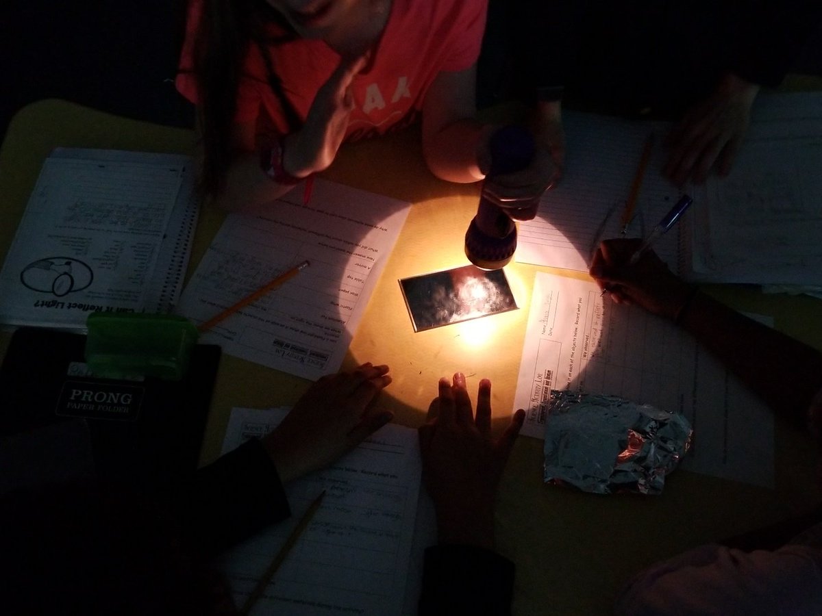teachertay14's tweet image. How does light behave when interacting with different materials?  #Science #funin4th #exploreBEFOREexplain @oceeotters @AnnScottHanks10