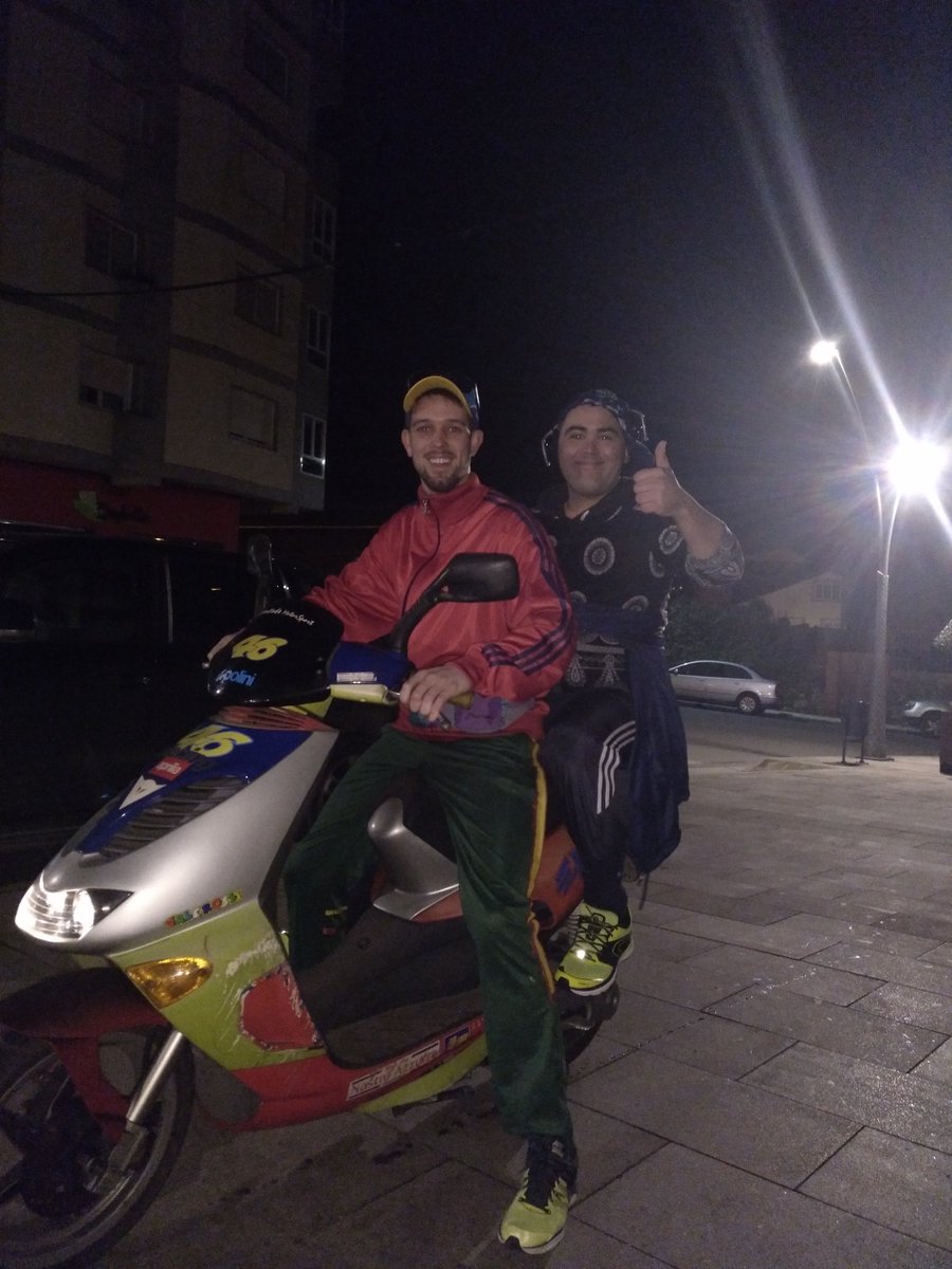 bimboangazo's tweet photo. @landrobervilar @landrobervilar @TVGalicia  @xatouri creo que merecemos un sketch cos nosos pais ainda que non reconozcan somos os seus fillos 😂😂😂 https://t.co/WilgGbQlVS
