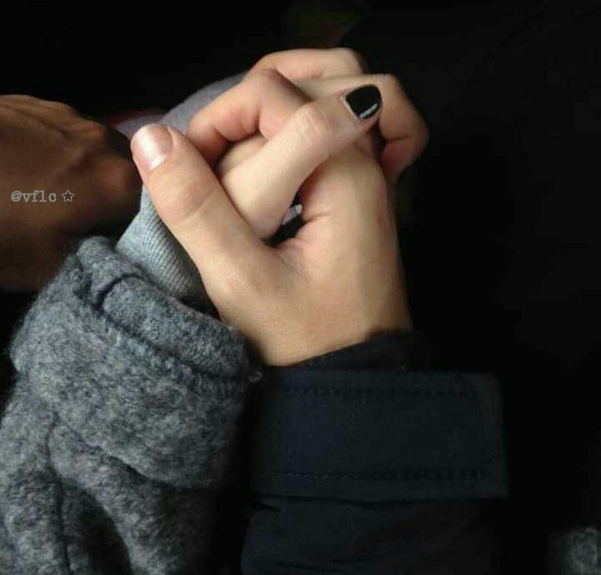 هات يدك وسط يدي ....
حلوة احظان الكفوف 💗💍