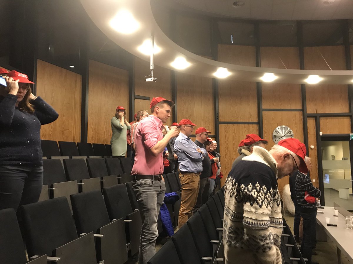 SportDrenthe's tweet photo. We starten na inleiding door directeur @HansdL en debatleider @FritsAlberts met een quiz! Door @Beweegcoaches https://t.co/0B1Gc3jFWV