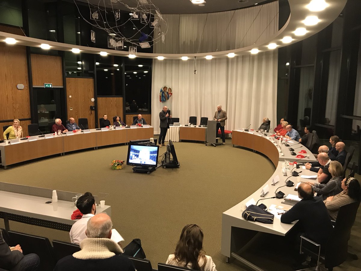 SportDrenthe's tweet photo. We starten na inleiding door directeur @HansdL en debatleider @FritsAlberts met een quiz! Door @Beweegcoaches https://t.co/0B1Gc3jFWV